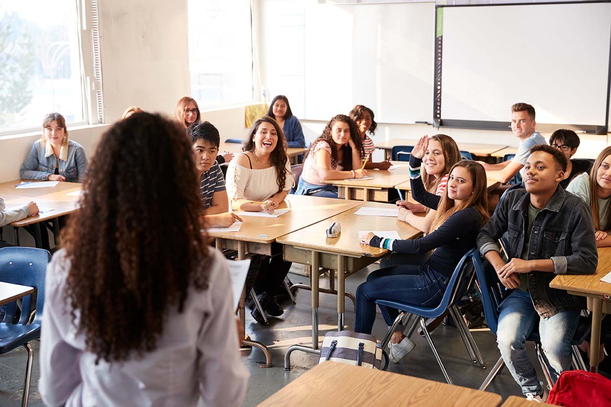 Junge Erwachsene im Klassenzimmer